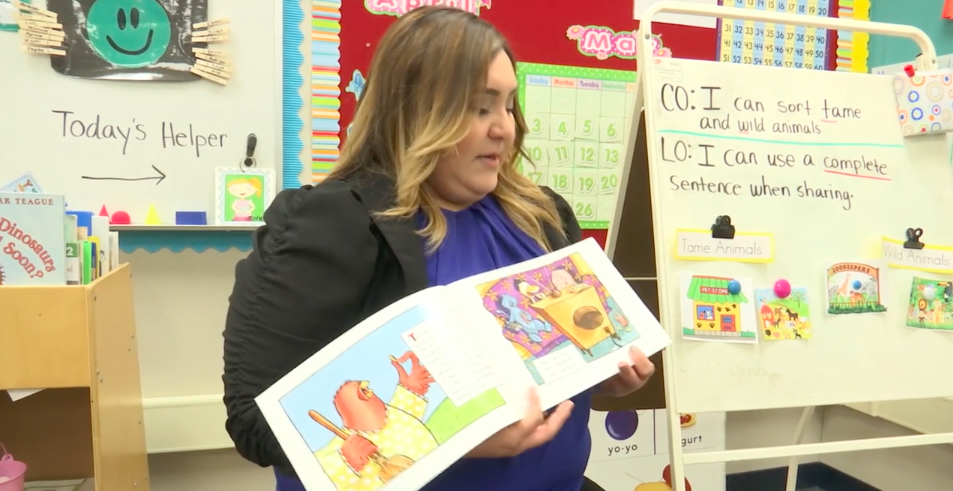 Teacher teaching with learning objectives 
